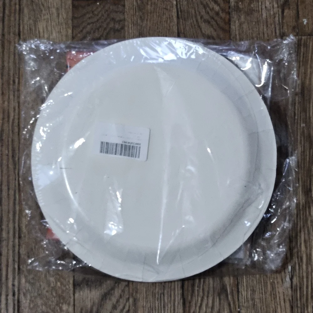 NIB Halloween party disposable tableware pack